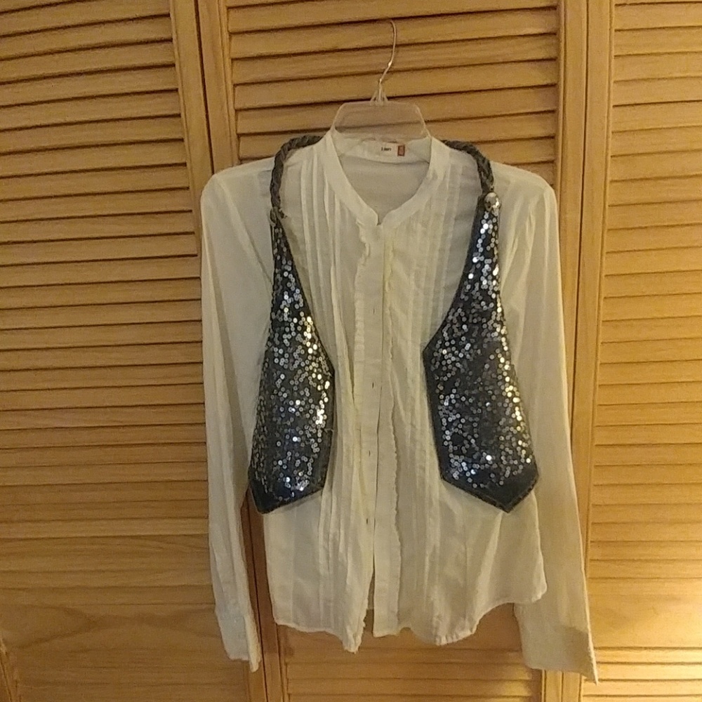 Petite top with denim vest